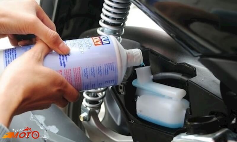 Những dấu hiện cho thấy xe bạn đang 'uống xăng' như uống nước